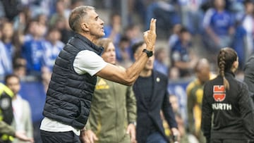 Gaizka Garitano dando órdenes en el Carlos Tartiere en el encuentro que enfrentaba al Cádiz CF y Real Oviedo para cerra la temporada 24-25 de Segunda División. Foto: LaLiga.