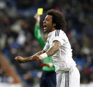 Marcelo protesta al colegiado la tarjeta amarilla. El brasileño no podrá jugar el derby por acumulación de tarjetas.