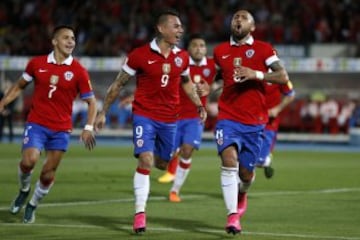 La tercera fecha se disputó en noviembre. Chile jugó un buen primer tiempo donde se fue ganándole 1-0 a Colombia con tanto de Arturo Vidal. En el complemento la Roja bajó y James anotó el empate definitivo. 