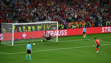 5-3. Rúben Neves dispara a su izquierda engañando a Unai Simón que se tira al lado contrario para anotar el quinto. Portugal, campeón de la Nations League.