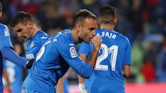 GRAF1028. GETAFE (MADRID), 12/01/2018.- El defensa del Getafe Juan Cala (c) celebra tras marcar ante el M&aacute;laga, durante el partido de Liga en Primera Divisi&oacute;n que est&aacute;n disputando esta noche en el Coliseum Alfonso P&eacute;rez, en Get