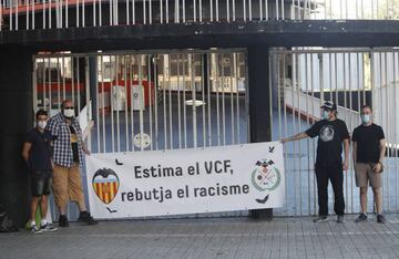 Peñistas en Mestalla dejando sus pancartas.