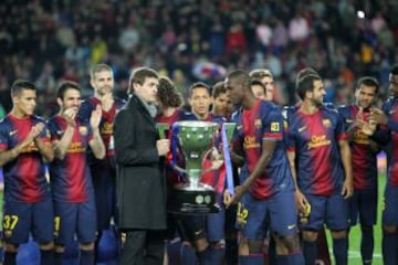 Tito con Abidal en el momento de la entrega de la Copa de la Liga 2012/2013.