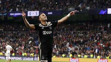 Dusan Tadic celebra el tercer gol al Madrid en 2019.