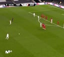 Desde ahí, a más de 30 metros, Bale bordea el gol de libre directo de la temporada
