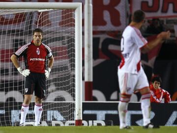 Carrizo salió de las categorías inferiores de River Plate jugó 108 partidos entre 2006 y 2008.