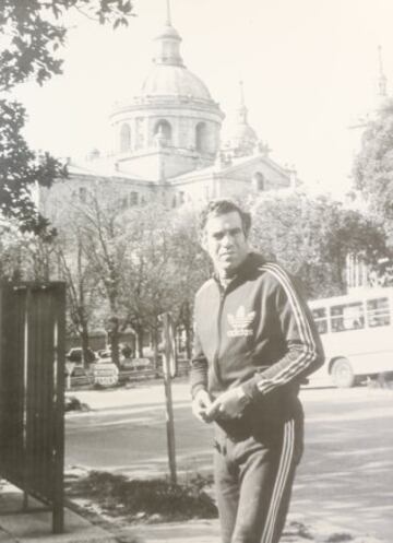 La exposición muestra la vinculación de San Lorenzo de El Escorial con el club rojiblanco a lo largo de la historia. Imagen de Luis Aragonés con el Monasterio de fondo.