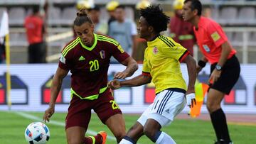 Juan Guillermo Cuadrado ante la marca de Rolf Feltscher en el partido entre Venezuela y Colombia por las Eliminatorias rumbo a Rusia 2018