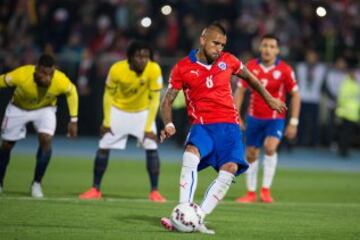 El debut en la Copa América fue ante Ecuador. Chiel ganó por 1-0 con goles de Arturo Vidal y Eduardo Vargas. 
