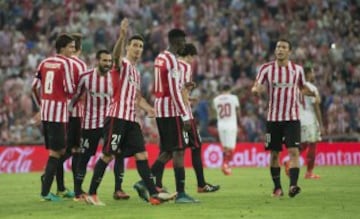 3-1. Aduriz anotó el tercer tanto del Athletic con Iborra debajo de la porteria del Sevilla.

