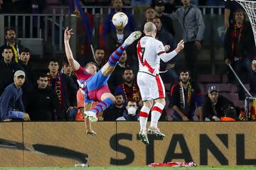 Luuk de Jong, de chilena, remat¨® en la cabeza de Isi jugador del Rayo