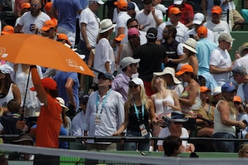 Una nueva final entre dos de las raquetas más fascinantes de todos los tiempos. Hoy ganó Federer bajo un sol de justicia en Miami. Nadal tuvo sus oportunidades de romper el servicio del suizo pero no lo consiguió. A pesar de eso, dejó una muy buena impresión. Veremos lo que pasa cuando llegue el momento de jugar en tierra batida. Aquí el resumen del partido en fotos.