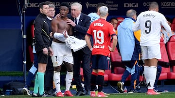 Carlo Ancelotti da instrucciones a Vinicius durante el Osasuna-Real Madrid de la jornada 24 de LaLiga EA Sports.