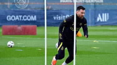 PARIS, FRANCE - MARCH 31: Leo Messi warms up during a Paris Saint-Germain training session at PSG training center on March 31, 2023 in Paris, France. (Photo by Aurelien Meunier - PSG/PSG via Getty Images)