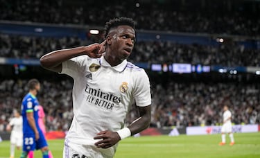 En ausencia de
Benzema, se ha
erigido como el
líder. Y ha firmado los mejores números de
su carrera, con 23 goles y
21 asistencias. El futuro se
planifica sabiendo que la
banda izquierda es suya.