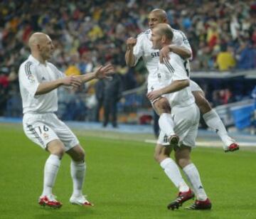 Zidane fue el punto de partida en los dos goles del Madrid, con sendos pases a Beckham y a Roberto Carlos. En la imagen, Roberto Carlos y Gravesen le felicitan...