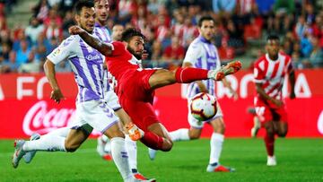 El delantero del Girona Cristian Portugués "Portu" intenta el remate durante el primer partido de Liga en Primera división entre Girona y Valladolid.
