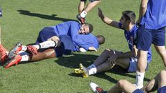 Rodrigo y Guedes bromean en la &uacute;ltima sesi&oacute;n del Valencia. 