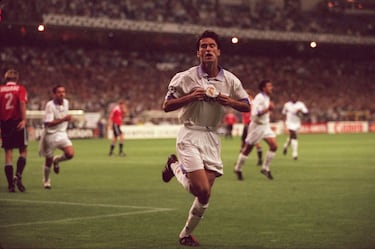 El Madrid volvía a participar en una edición de la Champions League, la segunda en su historia, y para el redebut en la competición le tocó en suerte el Rosenborg noruego. A priori, al conjunto nórdico se le podía considerar una perita en dulce, pero era todo lo contrario. La temporada anterior había eliminado al Milan y llegaron hasta cuartos de final, donde les eliminó la Juventus, a la postre finalista. Los blancos, sin embargo, encontraron un aliado en el meta rival, Jorn Jamtfall, que falló en los dos primeros goles, obra de Panucci y de Zé Roberto. La avalancha de juego blanco se vio refrendado con otros dos tantos: uno de Raúl a pase de Roberto Carlos, y otro de Morientes, que se estrenaba así en la competición.