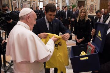 El papa Francisco recibe una camiseta del  Villarreal 
