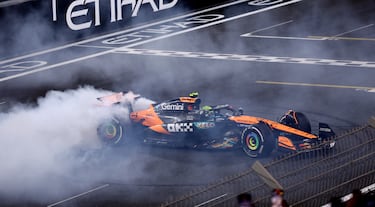 Lando Norris celebra en dando trompos su título mundial.