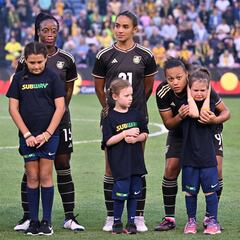 Una pequeña llora asustada por el ruido de la grada