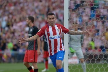 
Firmado en el verano de 2014 como gran promesa argentina, un tumor en el corazón detectado en el reconocimiento médico le tuvo todo un primer año sin jugar. Desde entonces se ha convertido en el ángel del Atlético. Un revulsivo de lujo desde el banquillo, el jugador que siempre está, aunque le cueste tener oportunidades en el once. El séptimo futbolista con más partidos en la historia del club (431) y el segundo delantero en conseguirlo. 83 goles que han supuesto muchos triunfos y 66 de ellos en Liga donde nunca han ido correspondidos de derrota.   
