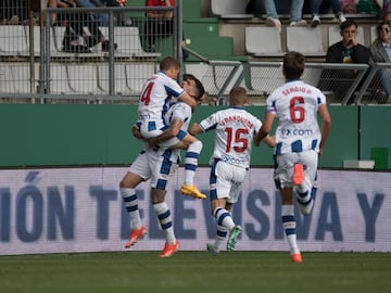 Miguel celebra el 0-1.