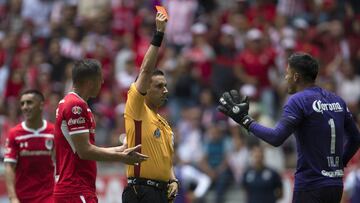 La polémica tarjeta roja del árbitro César Ramos Palazuelos sobre el portero toluqueño ha sido tema en redes sociales.