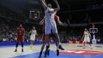 Felipe Reyes lanza a canasta.