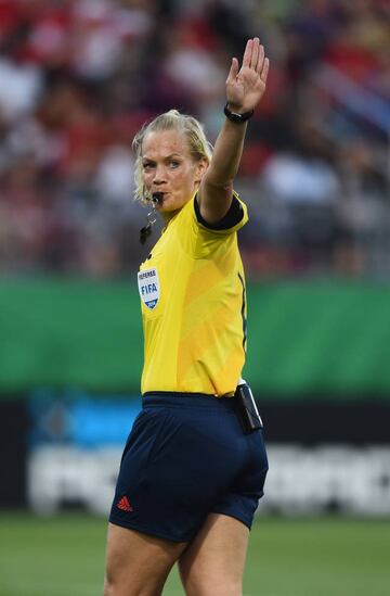 Bibiana Steinhaus se convertirá este domingo en la primera mujer que arbitre en la Bundesliga