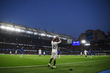 Dani Carvajal observa a sus compañeros  antes de sacar de banda.