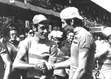 Luis Ocaña saluda a Gimondi.
 