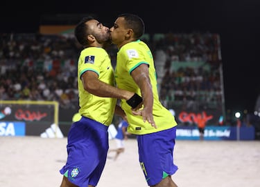 Los brasileños Bruno Xavier y Rodrigo celebraron con gran efusividad cada uno de los goles que su selección
marcó contra Italia en la final del Mundial de fútbol playa disputado en Emiratos Árabes Unidos, y no dudaron en
darse un beso en la boca. El triunfo fue para la verdeamarela (6-4), que suma ya seis títulos. 