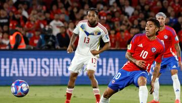 Futbol, Chile vs Venezuela.
Eliminatorias al mundial 2026.
El jugador de la seleccion chilena Luciano Cabral, derecha, marca un gol contra Venezuela luego anulado por el VAR durante el partido de las clasificatorias al mundial de la Fifa 2026 realizado en el estadio Nacional de Santiago, Chile.
19/11/2024
Andres Pina/Photosport
Football, Chile vs Venezuela.
2026 Fifa World Cup qualifiers.
Chile’s player Luciano Cabral, right, scores against Venezuela then anulled by VAR during a 2026 Fifa World Cup qualifier match at the National stadium in Santiago, Chile.
19/11/2024
Andres Pina/Photosport