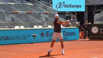 RAFA PROB&Oacute; AYER LA CAJA M&Aacute;GICA. Rafa Nadal se entren&oacute; ayer en la Caja M&aacute;gica donde se le pudo ver pelotear con el ucraniano Dimitrov en la pista central. A su vez, en el complejo se ultimaban los preparativos para el Charity Day de hoy.
 