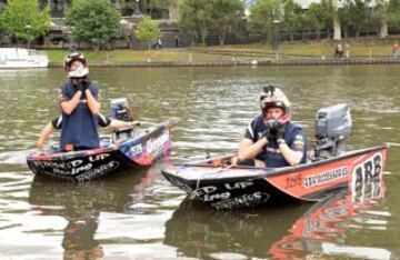 Los pilotos de Red Bull Racing Daniel Ricciardo y Max Verstappen participan en una carrera de botes de velocidad en el río Yarra.