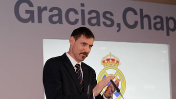 Andr&eacute;s Nocioni, durante el acto donde anunci&oacute; oficialmente que dejar&iacute;a el baloncesto al acabar la temporada.