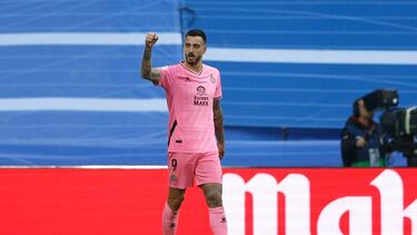 El delantero del RCD Espanyol, Joselu celebra su tanto ante el Real Madrid durante el partido de LaLiga entre Real Madrid y RCD Espanyol disputado este sábado en el Santiago Bernabéu en Madrid.