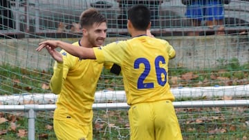 Gabri López celebra con Ishiguro el gol que le dió el triunfo a la AD Alcorcón B frente a la AD Parla, encuentro disputado en Los Prados, correspondiente a la Jornada 18 en el Grupo 7-B de Tercera División.