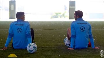 Godín con Suárez durante una concrentación con Uruguay.