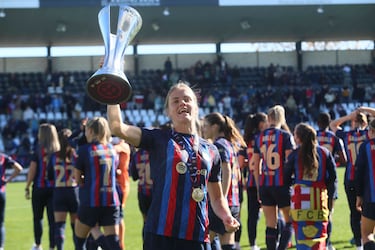 Irene Paredes levanta la Supercopa de España.