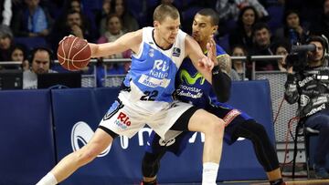 GRA111. MADRID, 29/01/2017.- El jugador del Obradoiro, Eimantas Bendzius (i), controla la pelota ante Edwin Jackson, del Estudiantes, durante el partido de la jornada 19 de Liga ACB de baloncesto celebrado en el Palacio de Los Deportes de Madrid. EFE/Sergio Barrenechea