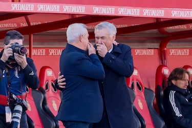 Saludo entre Carlo Ancelotti y Javier Aguirre antes del inicio del encuentro entre el Mallorca y el Real Madrid. 