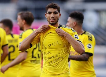 El jugador del Dortmund cedido por el Real Madrid, Achraf Hakimi, aprovechó su celebración al igual que su compañero Sancho para pedir justicia para George Floyd. 
