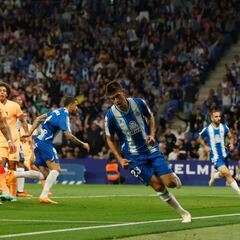 El Espanyol sale aún vivo del caos