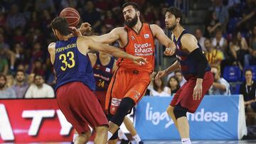 GRA430. BARCELONA, 25/05/2017.- El pivot montenegrino del Valencia Basket Bojan Dubjevic (c) con intenta superar a los jugadores del FC Barcelona Ante Tomic (d) y Stratos Perperoglou (i) durante el segundo partido de Play Off de cuartos de final de la liga ACB que se disputa en el Palau Blaugrana.EFE/Alejandro García