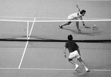 La tenista estadounidense, adems de haber dominado el tenis durante el final de la dcada de los 60 y el inicio de los 70, pas a la historia en 1973 al enfrentarse en un partido de exhibicin con el ya retirado Bobby Riggs, que tena 55 a?os, en la denominada Batalla de los Sexos. En tres sets, Jean King se impuso 6-4, 6-3 y 6-3. Ese mismo a?o amenaz con boicotear el Abierto de Tenis de los Estados Unidos a menos que las mujeres recibieran un premio en dinero igual al de los hombres. Su demanda fue atendida y el Abierto de los Estados Unidos se convirti en el primer gran torneo en su tipo en ofrecer igualdad en las retribuciones.