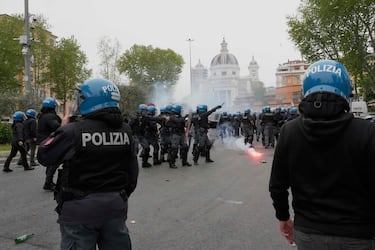 El Derbi della Capitale vuelve a generar violencia en los alrededores del Olímpico. La policía dispersó con gases lacrimógenos y cañones de agua a los ultras de Lazio y Roma en la zona de Ponte Milvio.