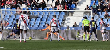 El portero rojiblanco no llega al balón en el 1-0 de Fran Pérez para el Rayo Vallecano.